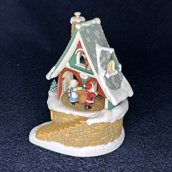 Hallmark “Santa’s Merry Workshop” Music Box with Movement 1998, Vintage - Picture 4 of 9